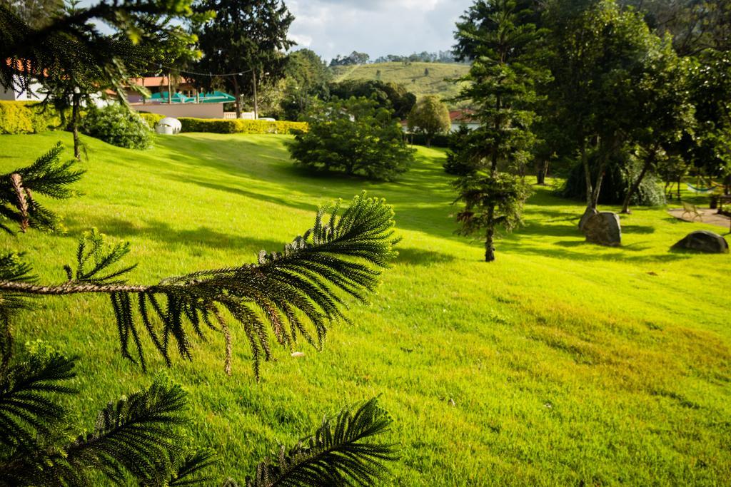 Pousada Recanto Dos Beija Flores Monte Alegre do Sul Exterior foto