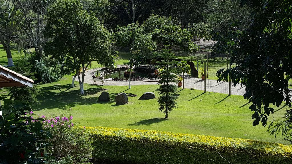 Pousada Recanto Dos Beija Flores Monte Alegre do Sul Exterior foto